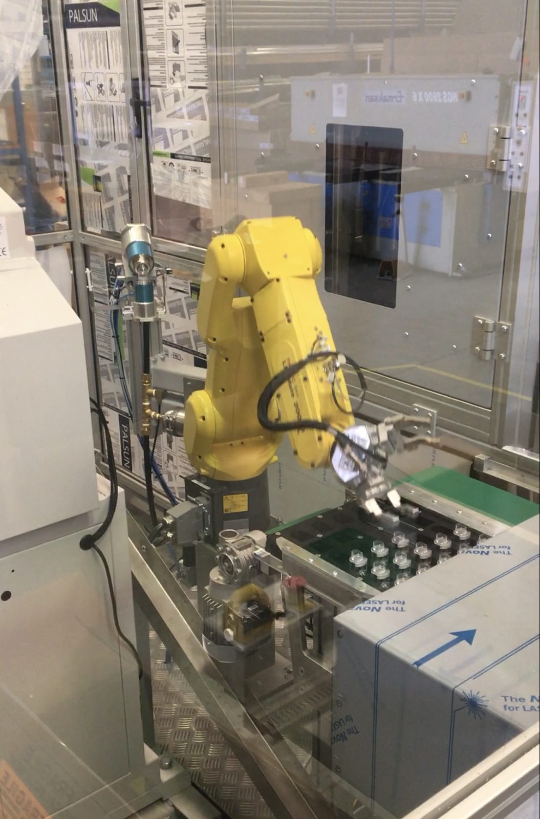 FANUC robot tray server automation