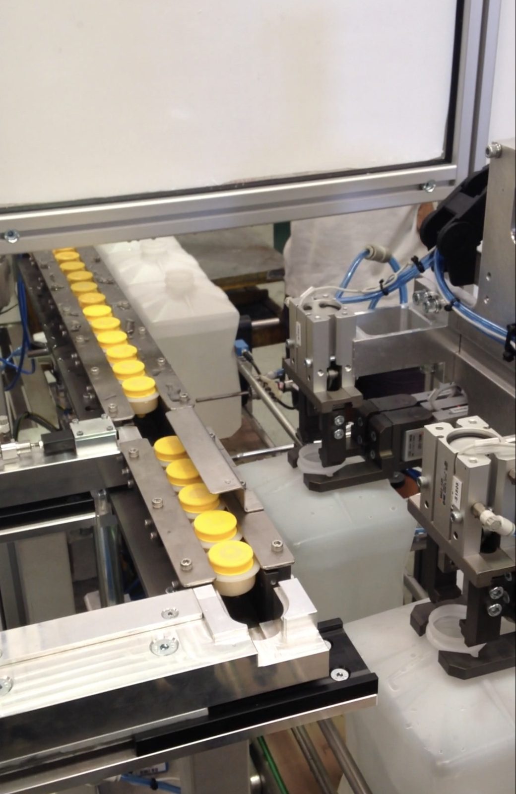Automated capping cell with robot